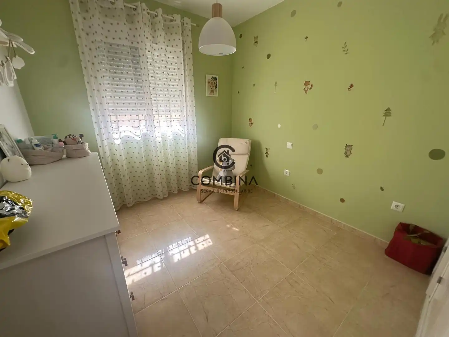 Schlafzimmer von Einfamilien-Reihenhaus zum Verkauf in Camas mit Klimaanlage, Terrasse und Abstellraum