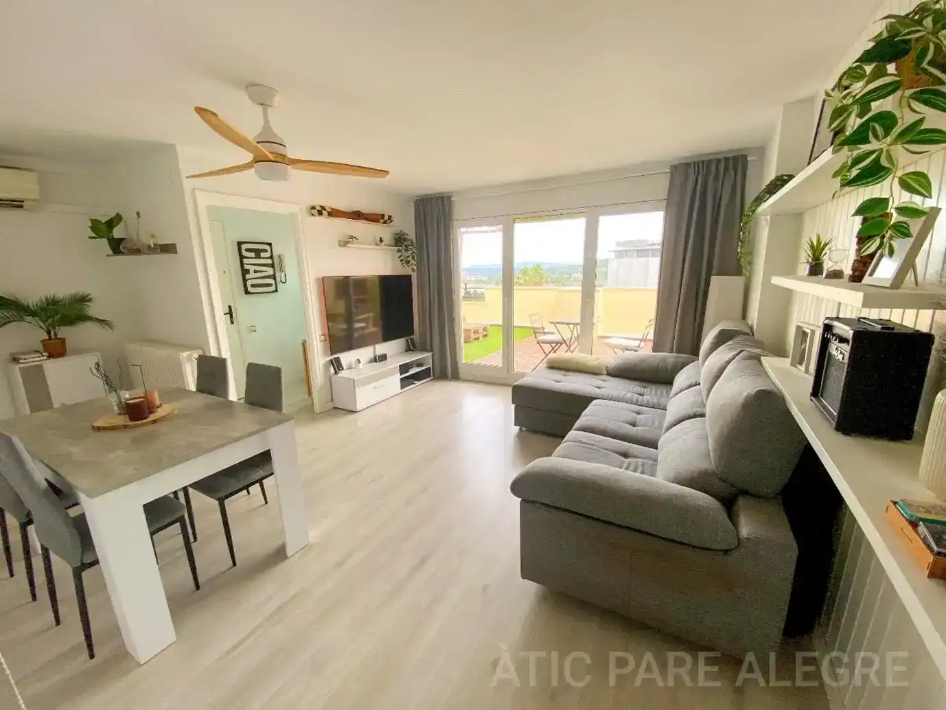 Sala d'estar de Àtic en venda en Terrassa amb Aire condicionat