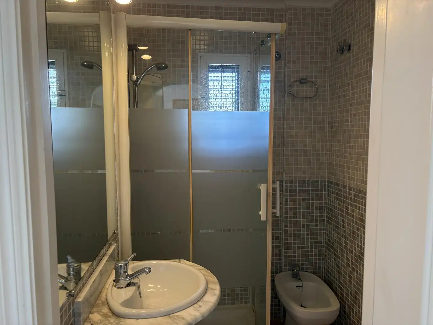 Badezimmer von Wohnungen zum Verkauf in Torrevieja mit Klimaanlage, Terrasse und Gemeinschaftspool