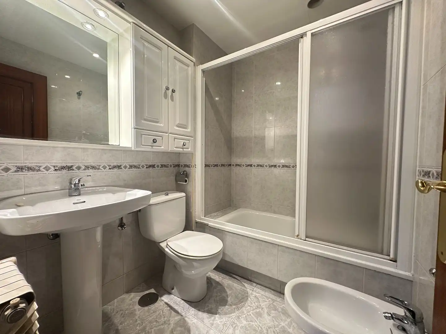 Baño de Piso de alquiler en Santiago de Compostela  con Calefacción, Amueblado y Lavadora