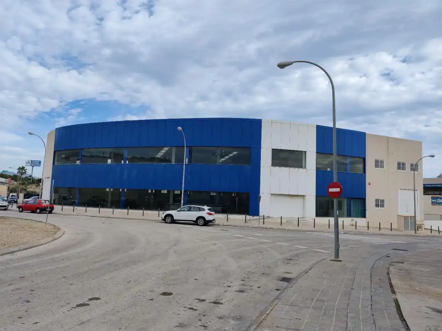 Außenansicht von Fabrikhallen zur Miete in Finestrat