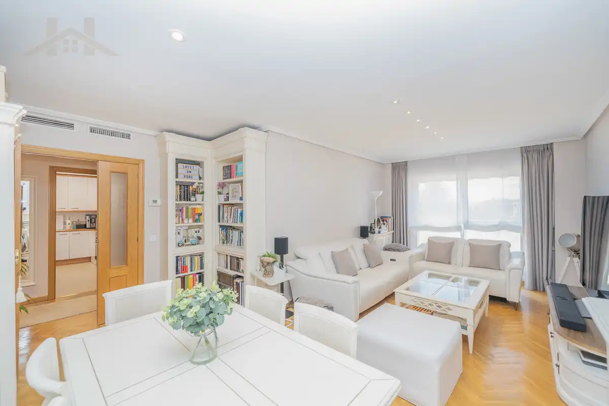 Living room of Flat for sale in Boadilla del Monte  with Air Conditioner, Heating and Storage room