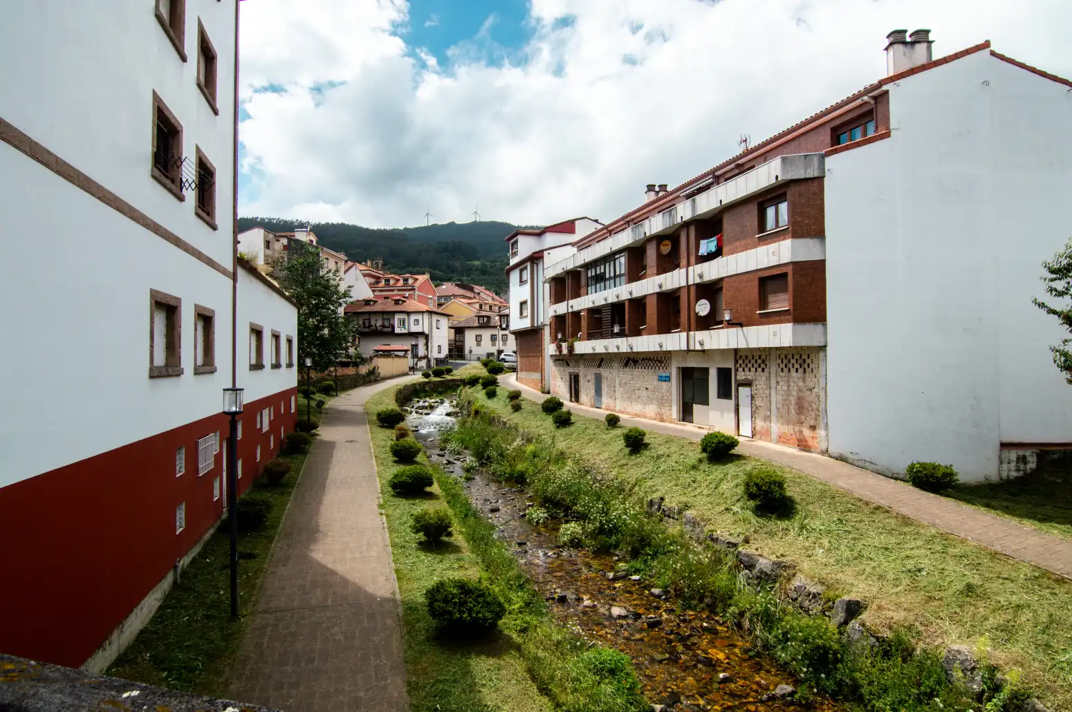 Vista exterior de Casa o xalet en venda en Salas amb Calefacció, Parquet i Moblat