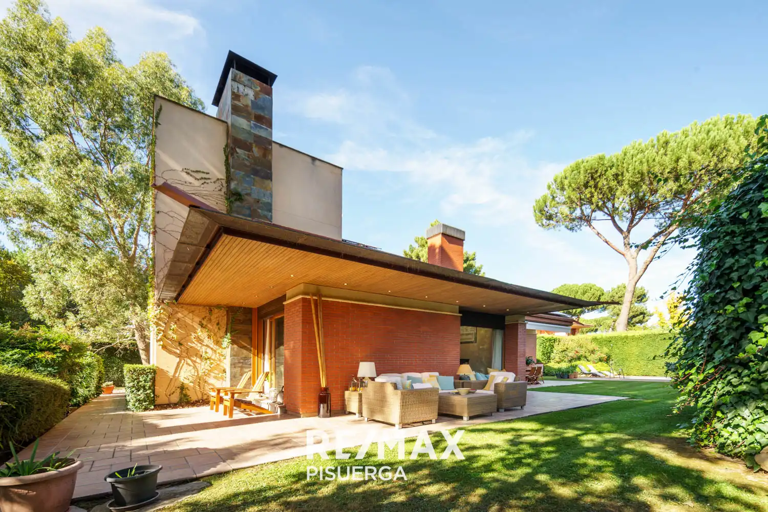 Vista exterior de Casa o xalet en venda en Boecillo amb Jardí privat, Traster i Piscina