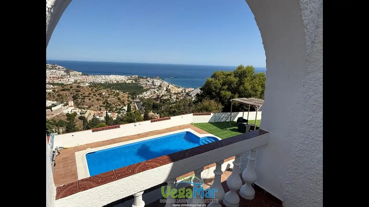 Vista exterior de Casa o chalet en venta en Almuñécar con Terraza y Piscina comunitaria