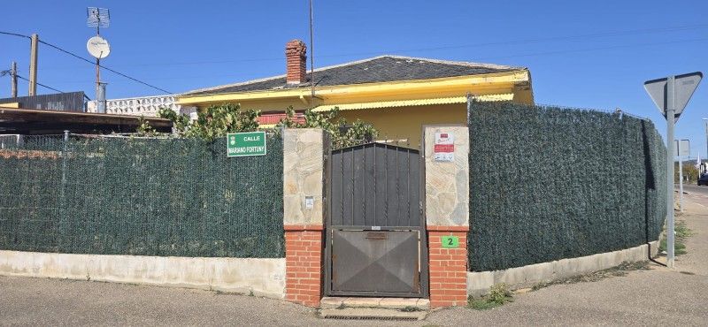 Vista exterior de Casa o xalet en venda en Villaquilambre amb Terrassa
