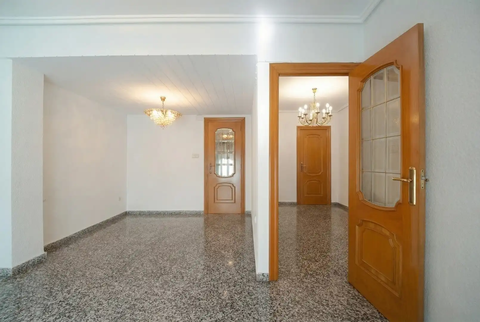 Wohnung zum Verkauf in Valencia mit Klimaanlage, Privatgarten und Abstellraum