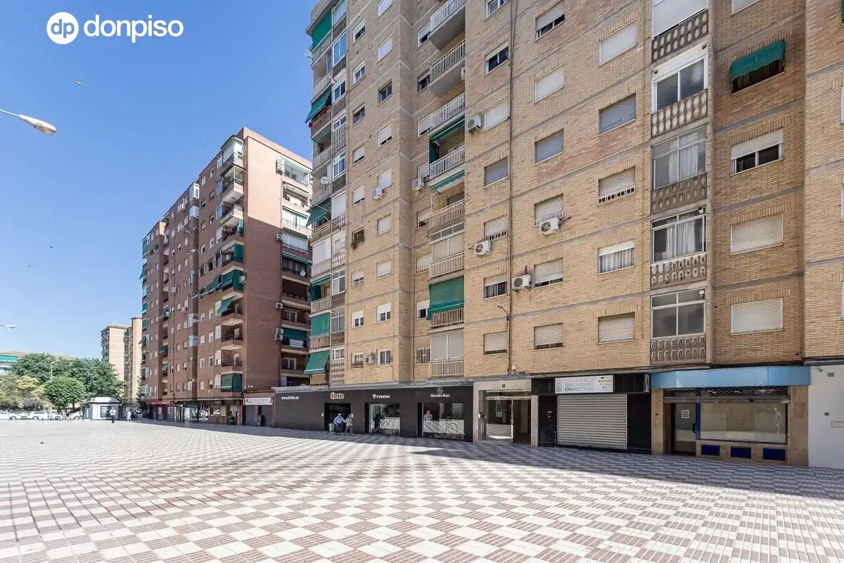 Vista exterior de Piso en venta en Granada con Terraza