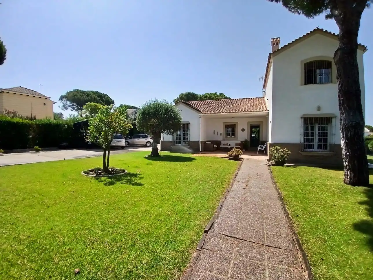 Außenansicht von Haus oder Chalet zum Verkauf in Aljaraque mit Heizung, Privatgarten und Schwimmbad