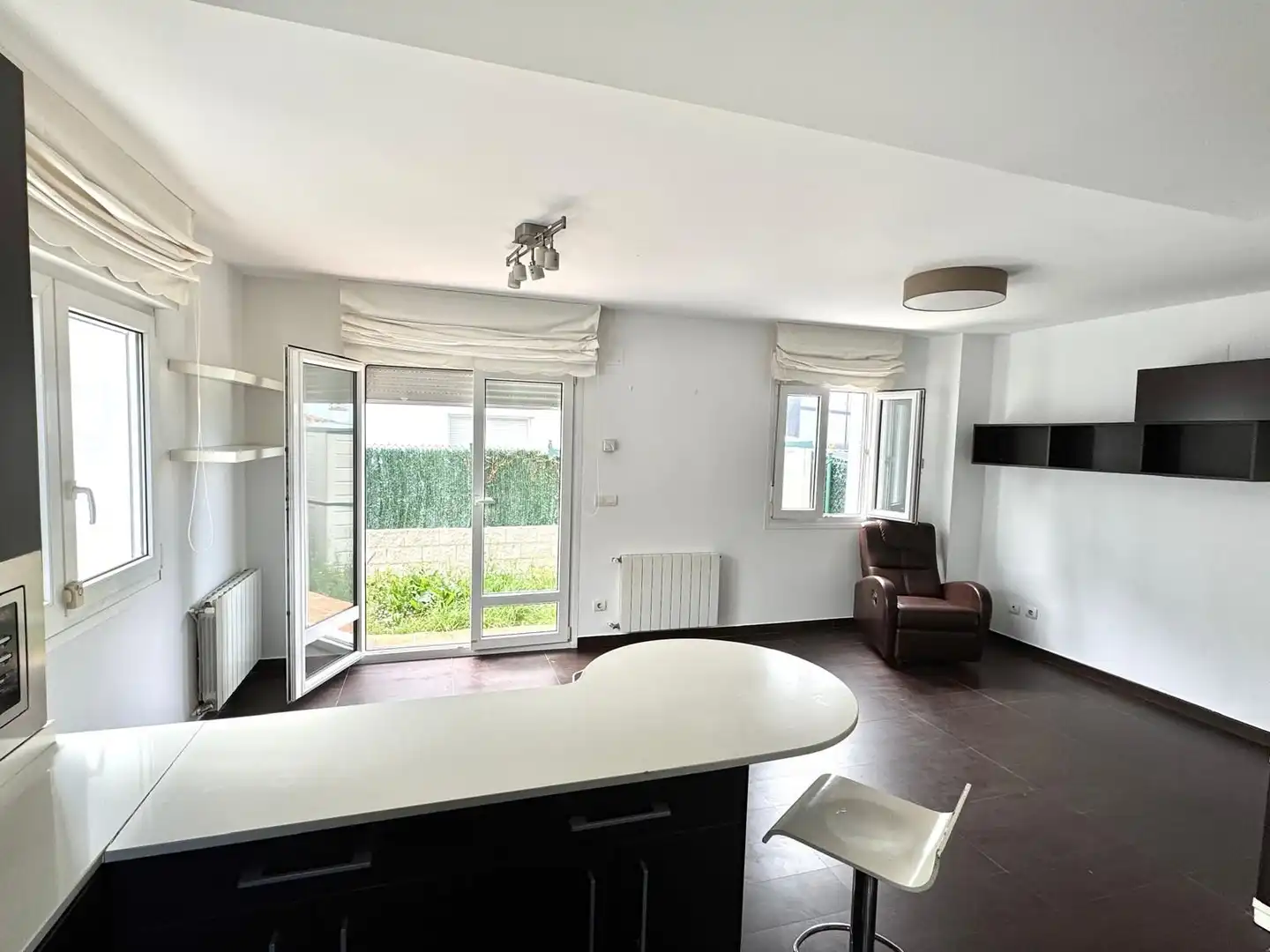 Sala de estar de Casa adosada en venta en Castro-Urdiales con Calefacción, Jardín privado y Terraza