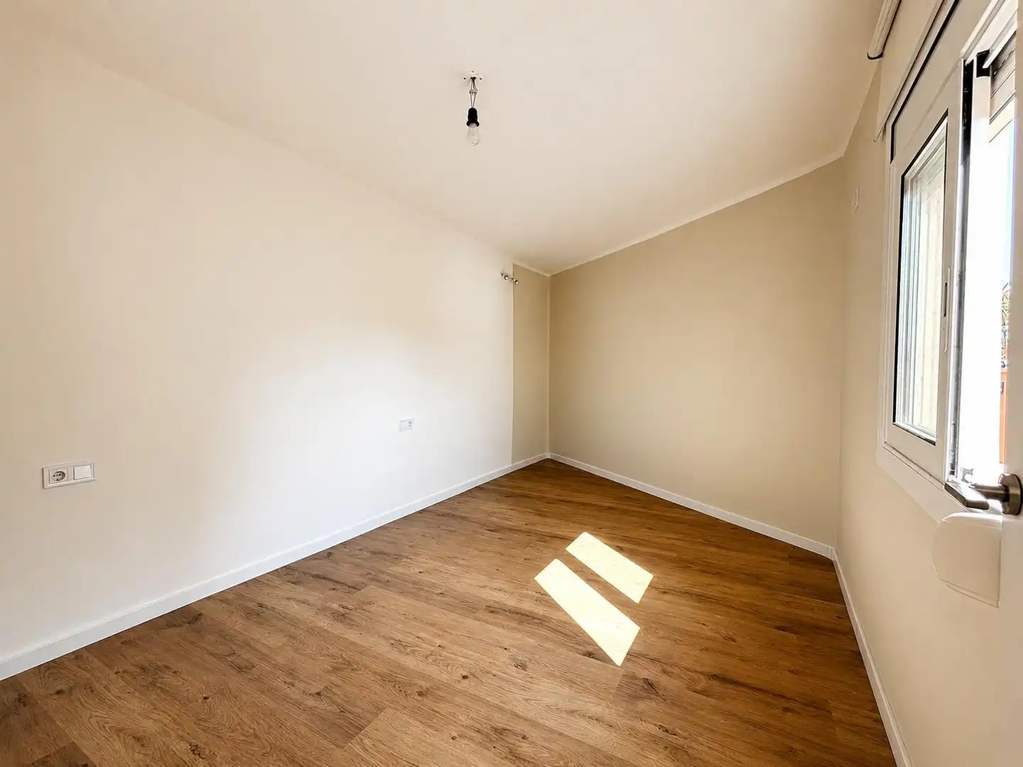 Bedroom of Attic for sale in L'Hospitalet de Llobregat  with Heating, Parquet flooring and Terrace