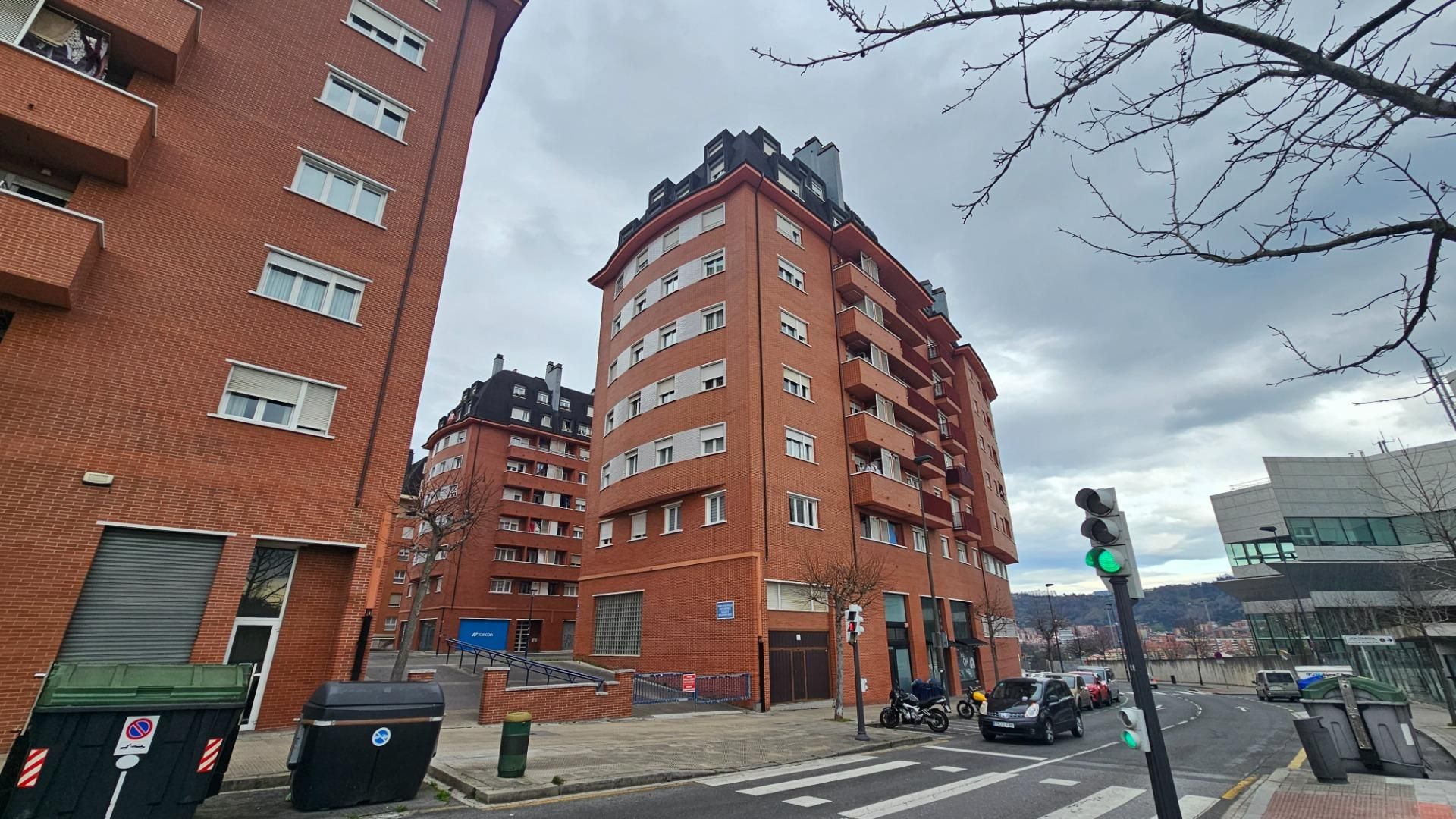 Vista exterior de Pis en venda en Bilbao  amb Calefacció