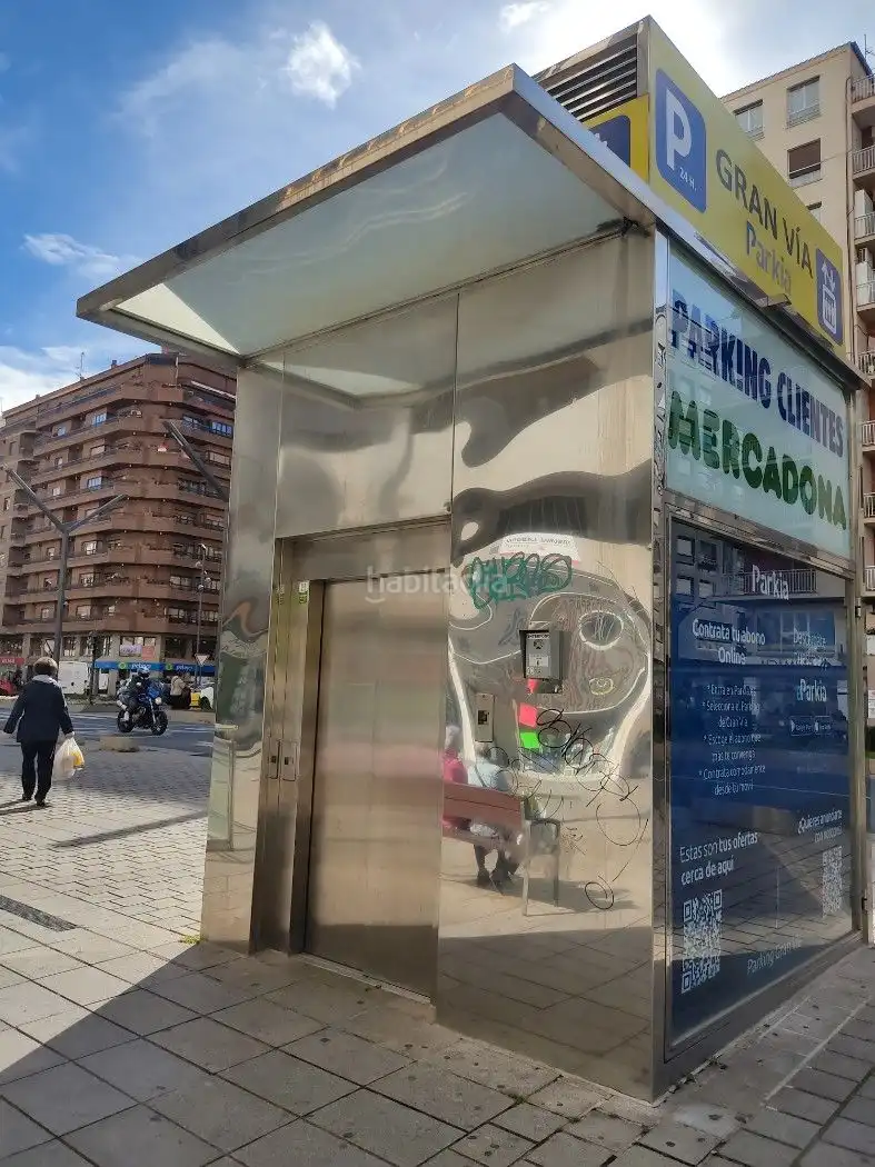 Individual to rent in Gran Vía Juan Carlos I 57, imagen 8