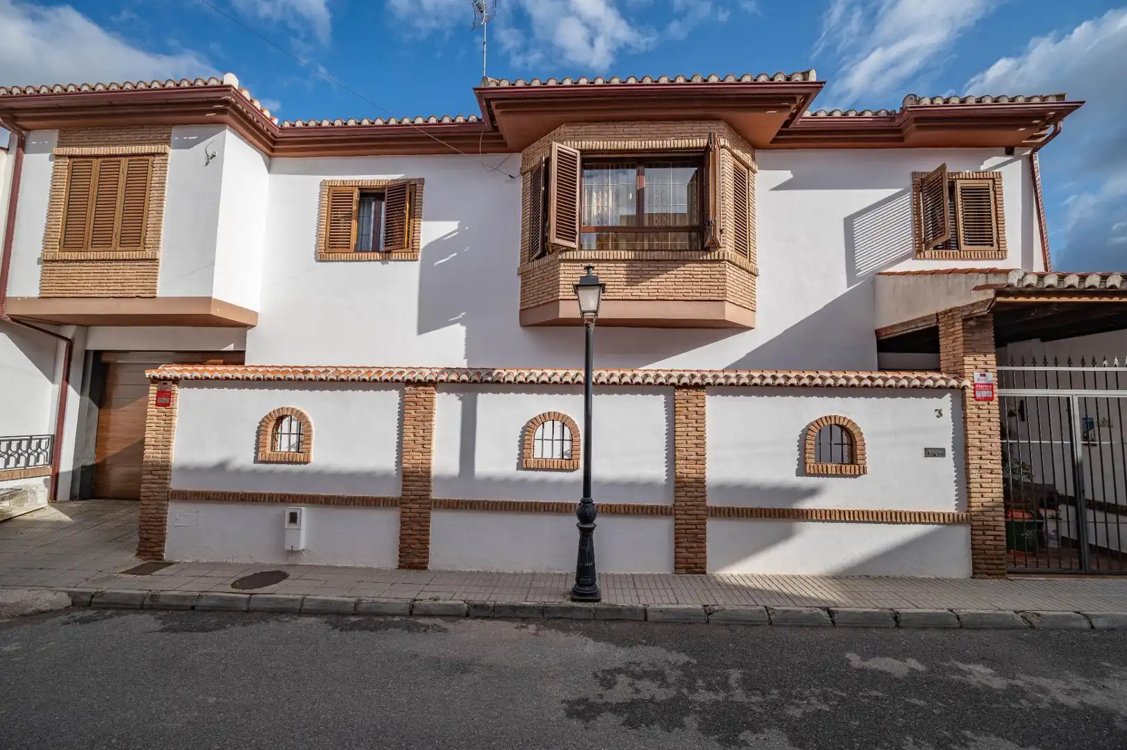 Vista exterior de Casa o xalet en venda en Las Gabias amb Aire condicionat, Calefacció i Balcó