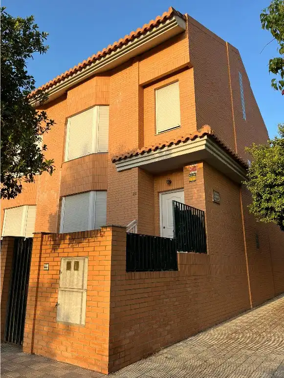 Außenansicht von Einfamilien-Reihenhaus zur Miete in Alcàsser mit Klimaanlage, Heizung und Terrasse