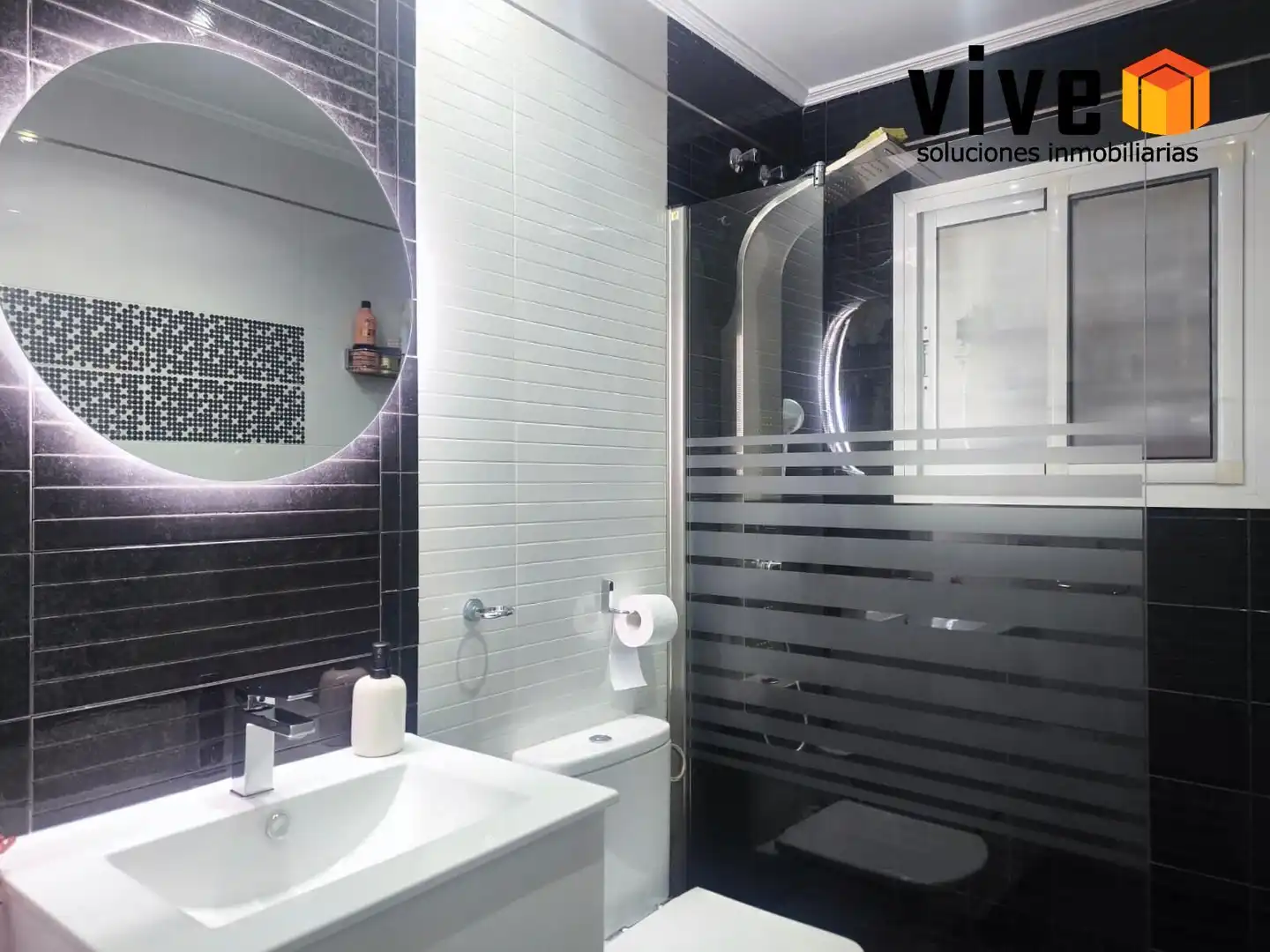 Bathroom of Flat for sale in Sevilla  with Heating, Storage room and Furnished