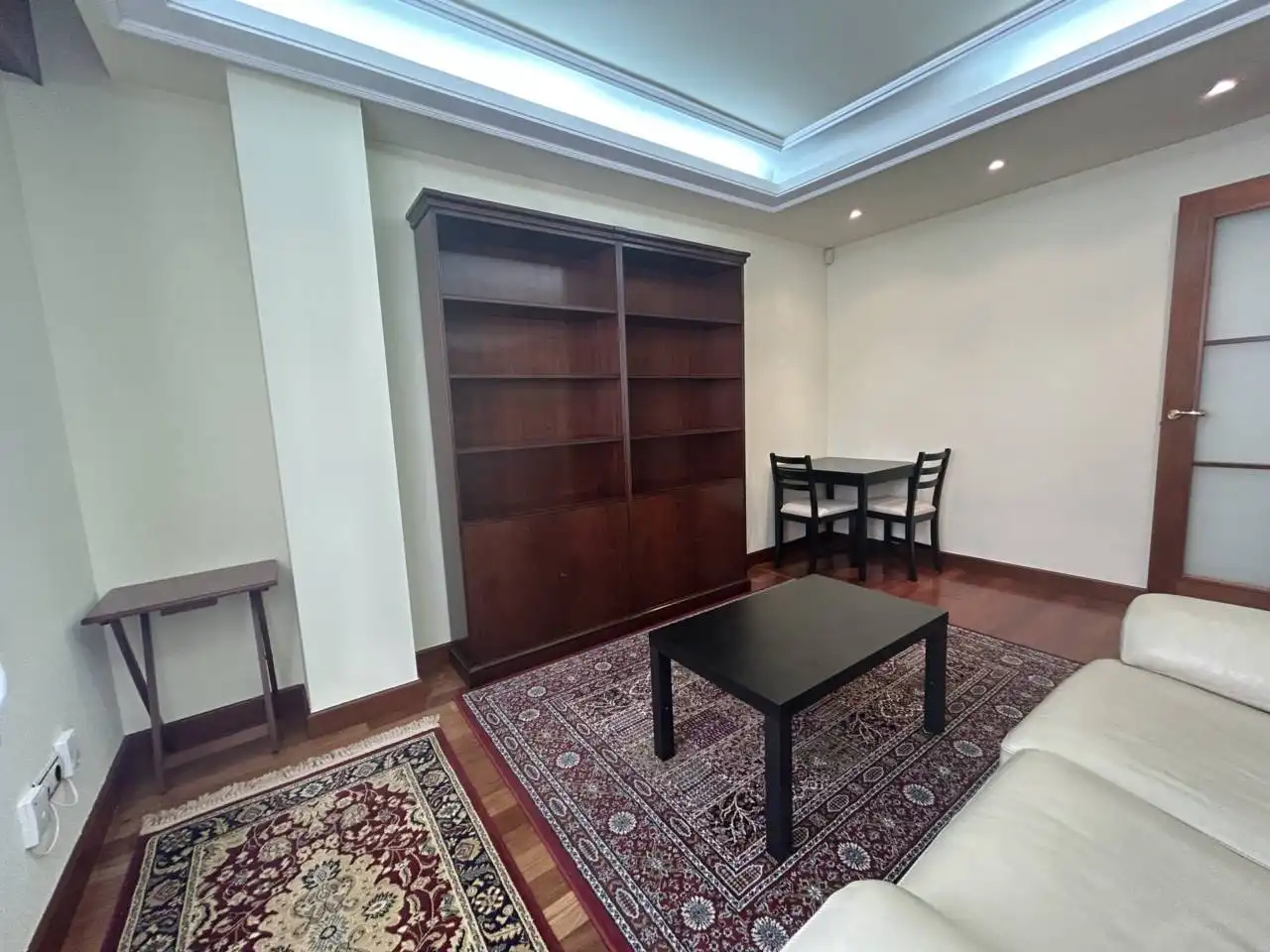 Sala d'estar de Apartament en venda en Oviedo  amb Calefacció, Parquet i Moblat