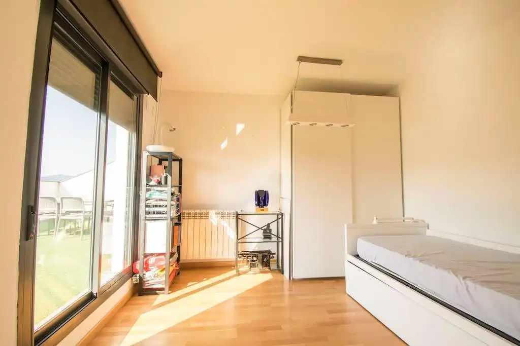 Habitación de Ático de alquiler en La Pobla de Vallbona con Aire acondicionado, Calefacción y Jardín privado