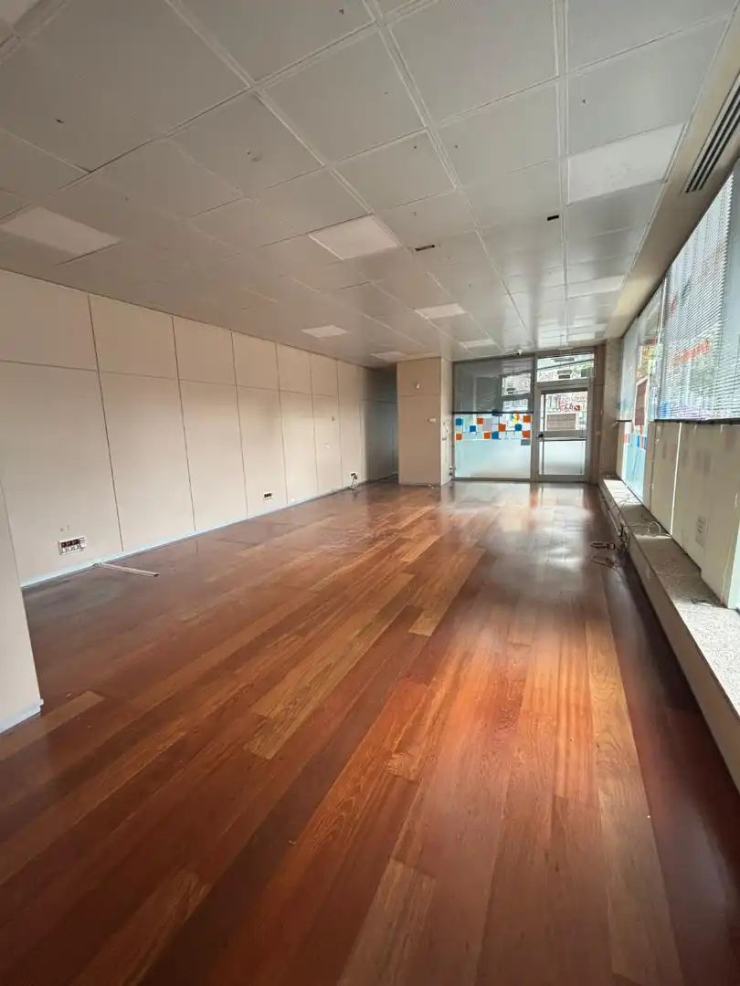 Local de alquiler en Cornellà de Llobregat con Parquet