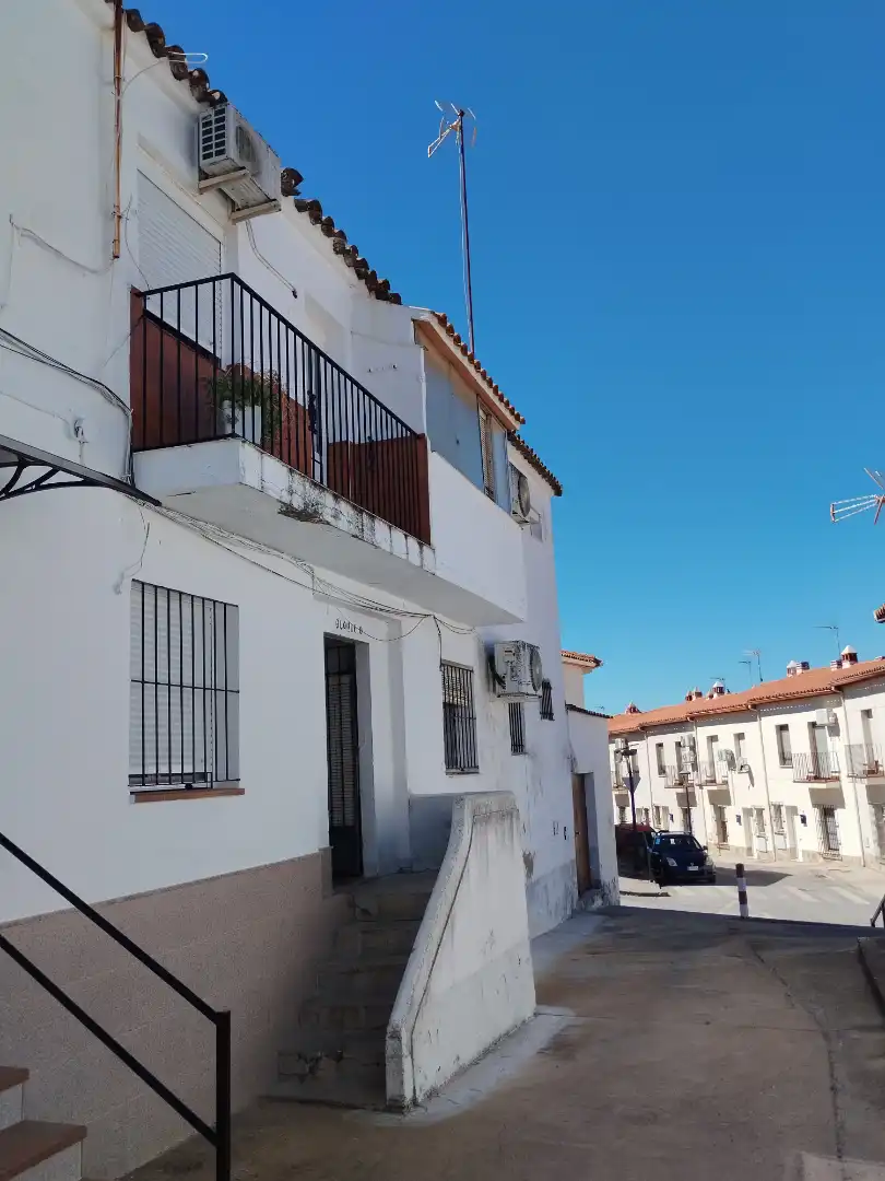 Vista exterior de Pis en venda en Jerez de los Caballeros amb Traster i Balcó