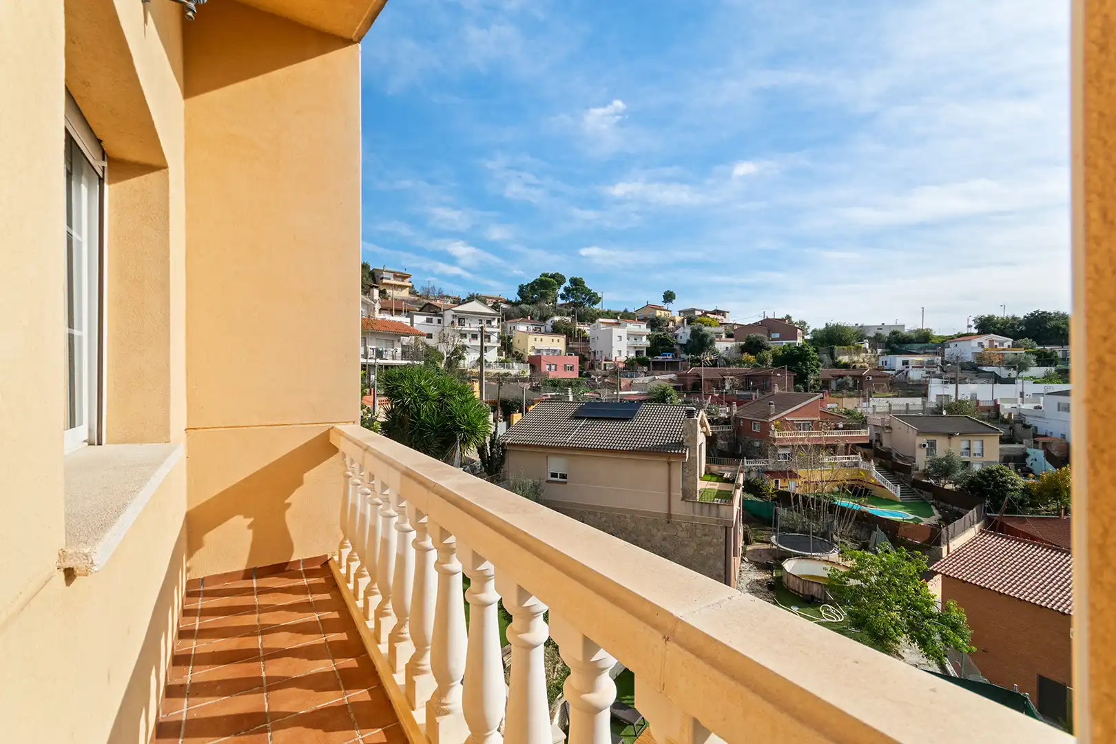 Vista exterior de Casa o xalet en venda en Rubí amb Aire condicionat, Calefacció i Jardí privat
