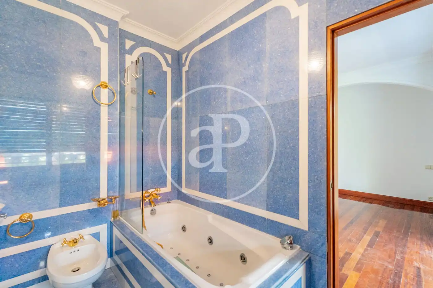 Baño de Piso de alquiler en Madrid con Aire acondicionado, Calefacción y Jardín privado