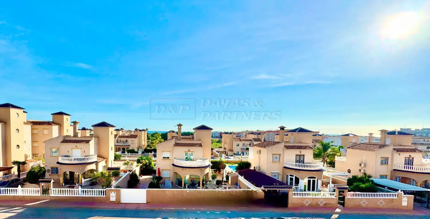 Vista exterior de Casa adosada en venda en Orihuela amb Jardí privat, Terrassa i Piscina comunitària
