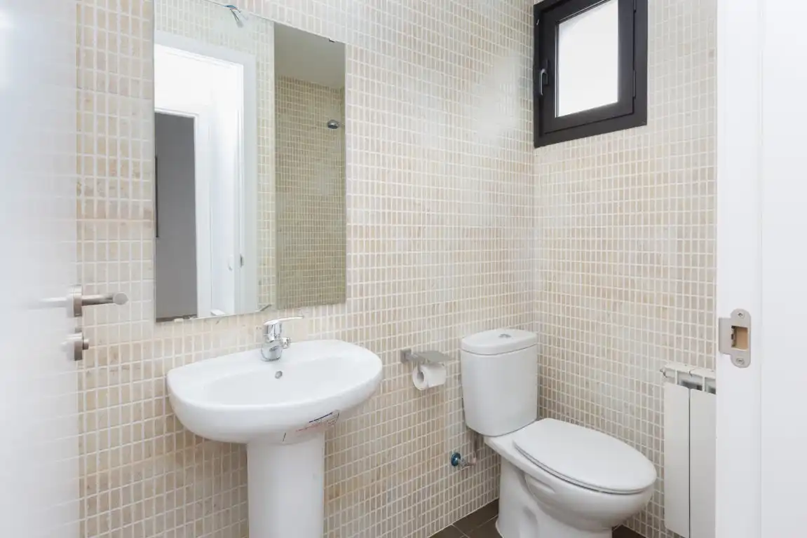 Baño de Dúplex en venta en Girona con Calefacción, Parquet y Terraza