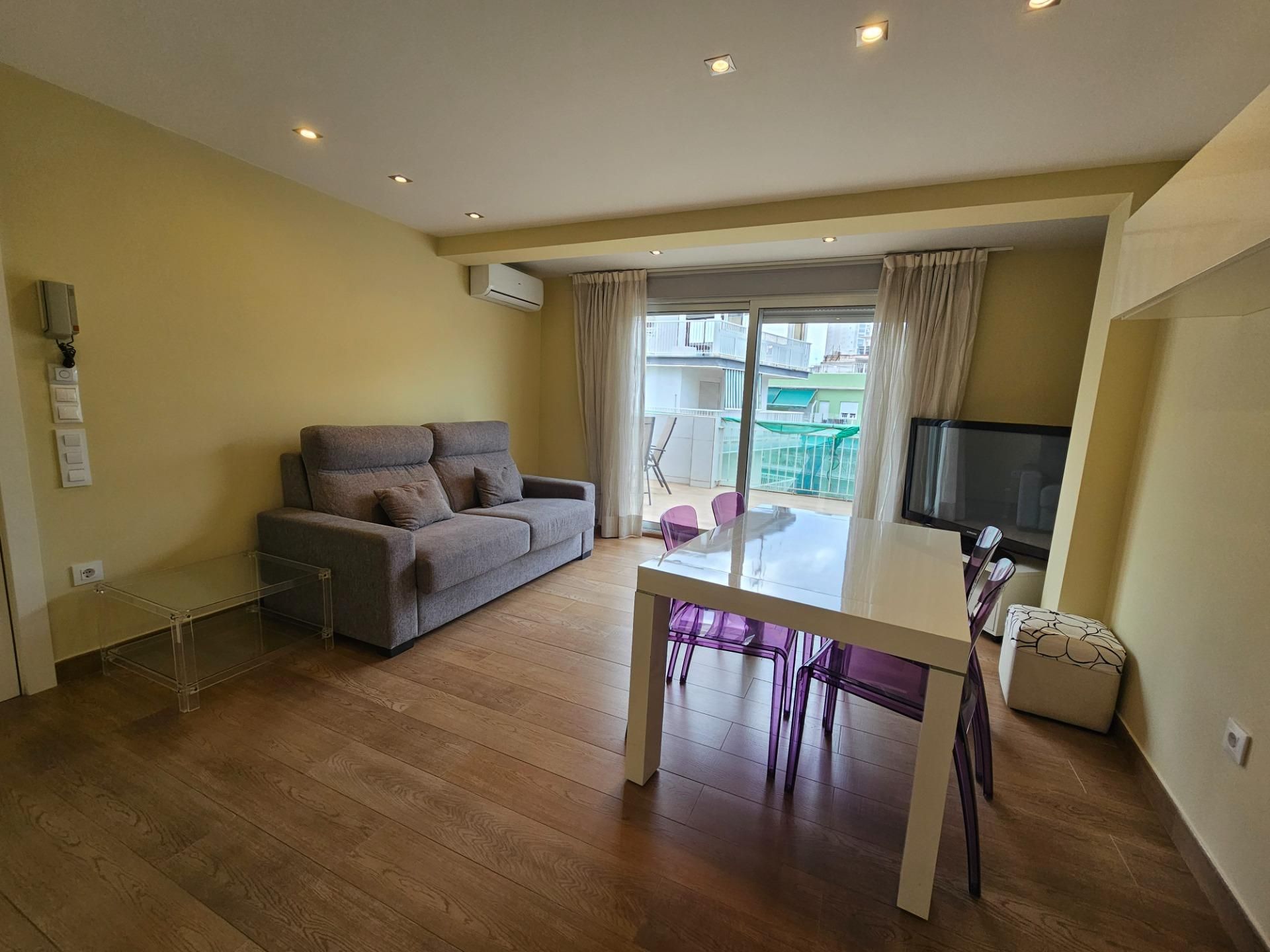 Sala d'estar de Apartament de lloguer en Benidorm amb Aire condicionat, Calefacció i Terrassa