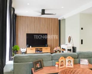 Sala d'estar de Casa o xalet en venda en  Madrid Capital amb Terrassa i Balcó
