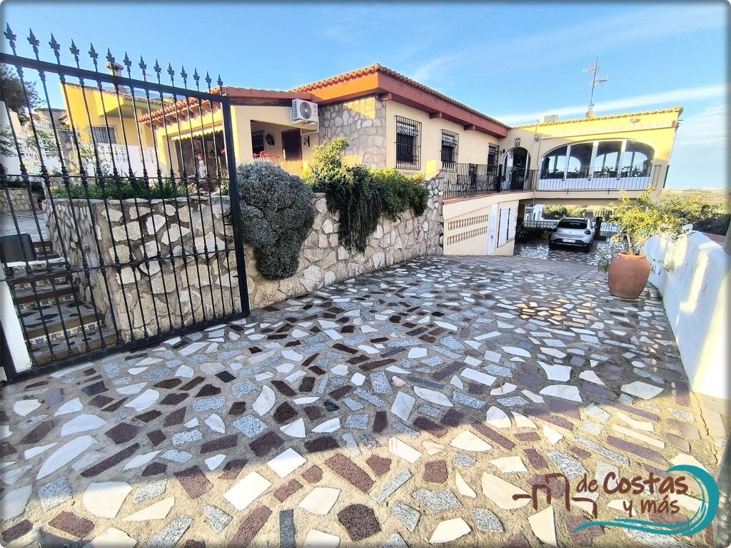 Exterior view of House or chalet for sale in Potries  with Air Conditioner, Heating and Private garden