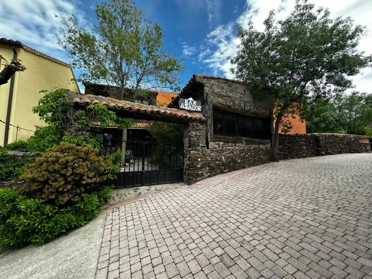 Vista exterior de Local en venta en El Atazar