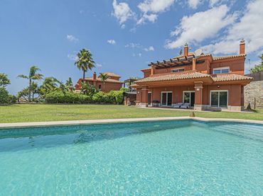 Detached house with pool for sale in Calle Huerta Chica S/N