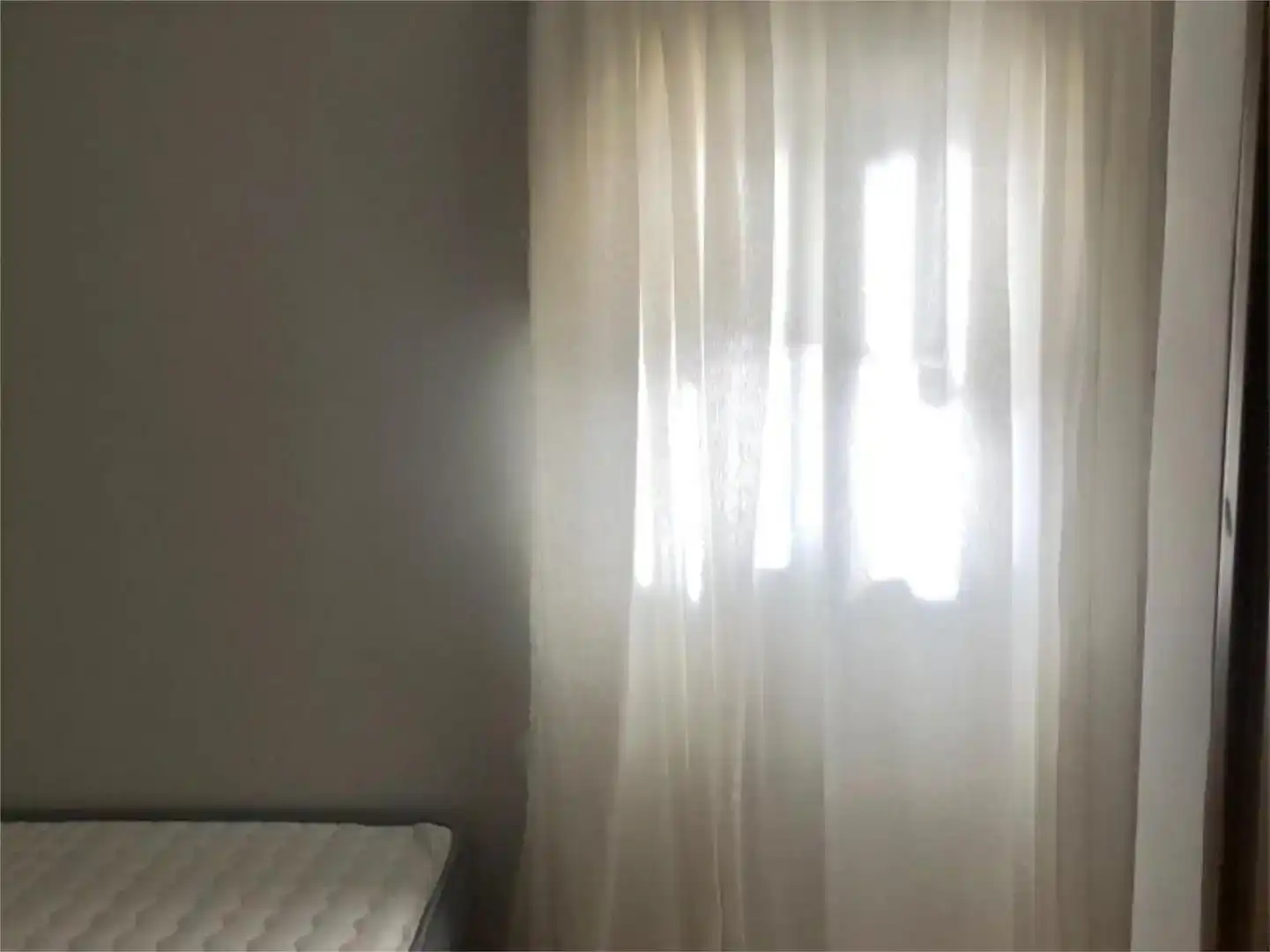 Schlafzimmer von Dachboden zur Miete in  Madrid Capital mit Balkon