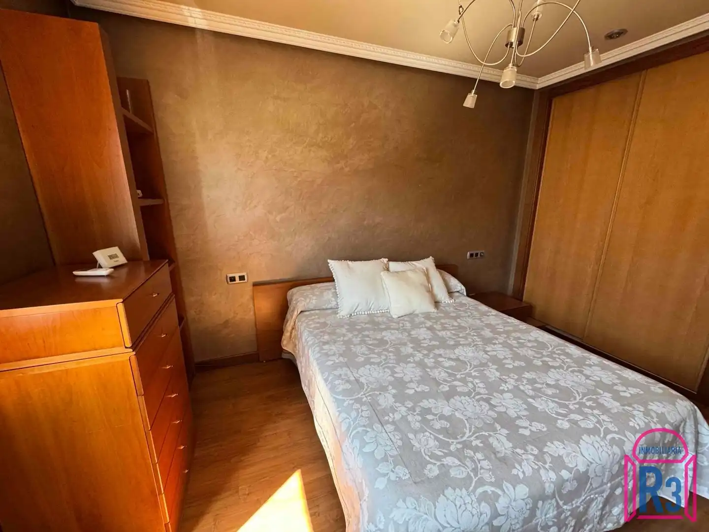 Dormitori de Casa o xalet en venda en León Capital  amb Calefacció, Terrassa i Traster