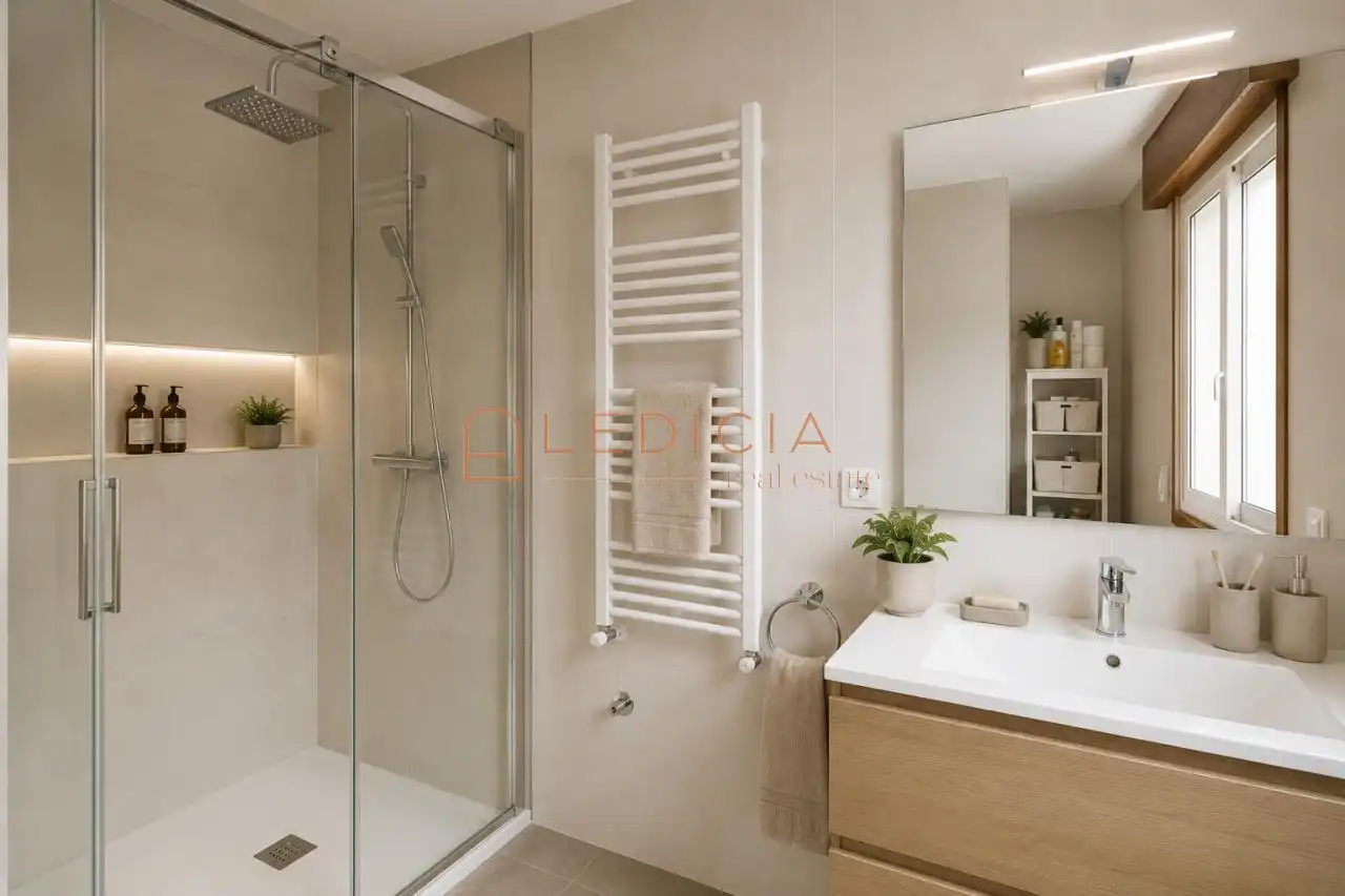 Bathroom of Houses for sale in Vigo   with Heating, Terrace and Storage room