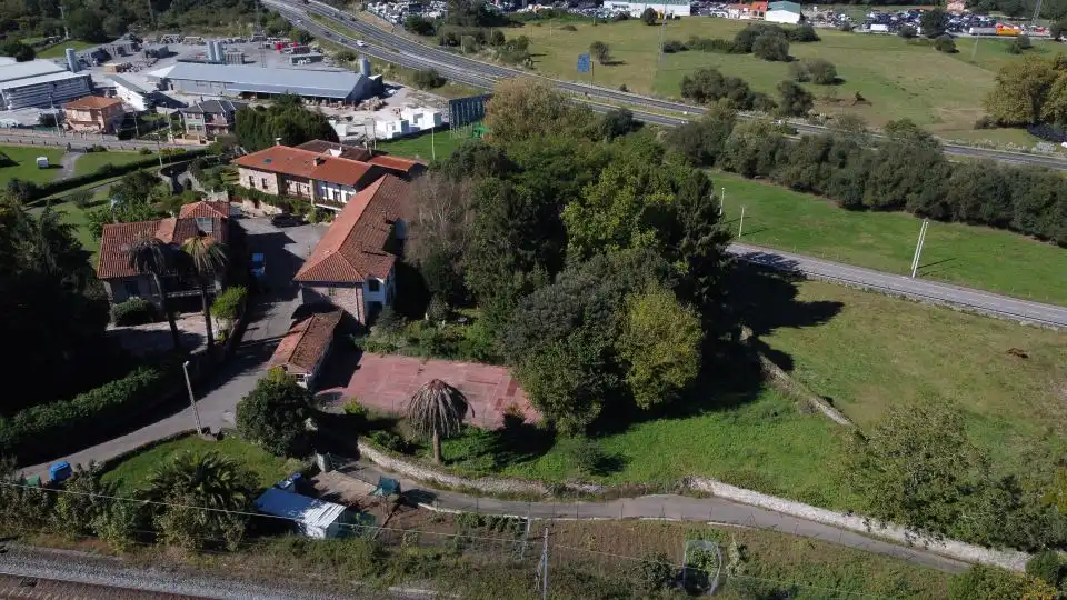Casa o xalet en venda en Torrelavega  amb Jardí privat