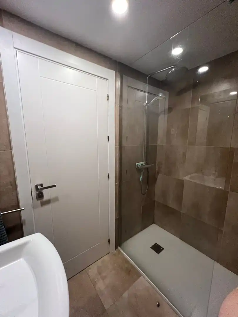 Badezimmer von Wohnung zur Miete in Estepona mit Klimaanlage, Heizung und Terrasse