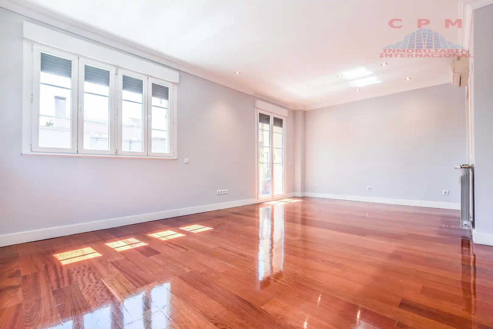 Living room of Flat for rent in Madrid  with Air Conditioner, Heating and Parquet flooring