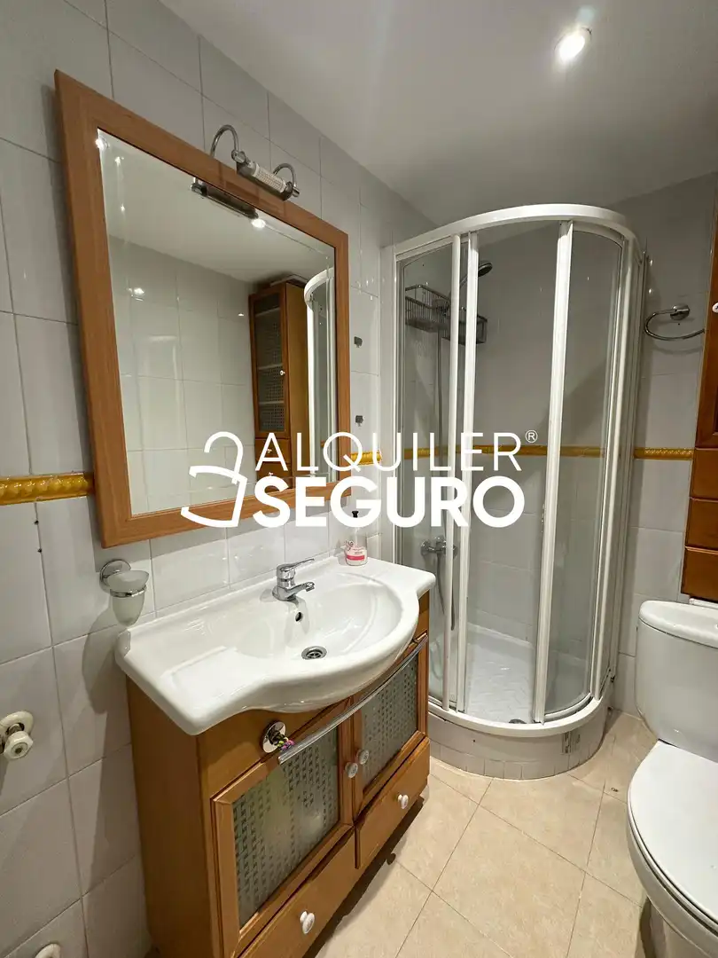 Badezimmer von Wohnung zur Miete in Madrid mit Klimaanlage, Heizung und Terrasse