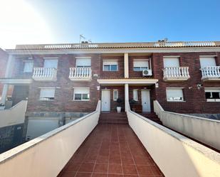 Vista exterior de Casa adosada en venda en Cambrils amb Aire condicionat, Terrassa i Piscina