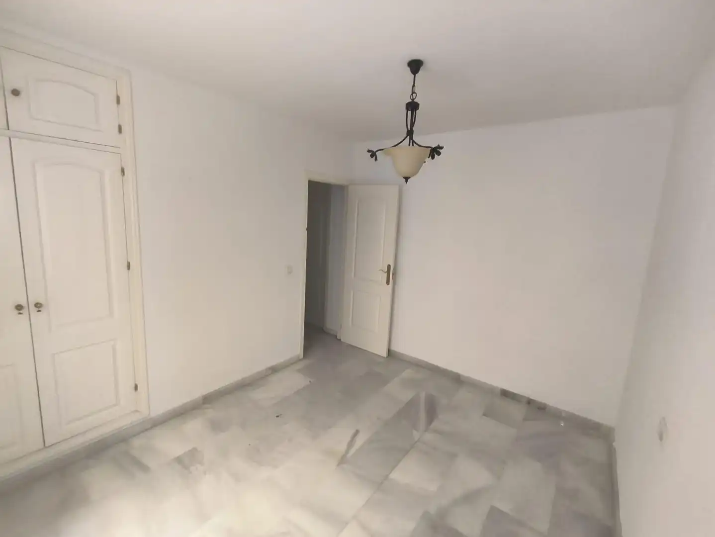 Schlafzimmer von Wohnungen zum Verkauf in Fuengirola mit Klimaanlage, Heizung und Privatgarten