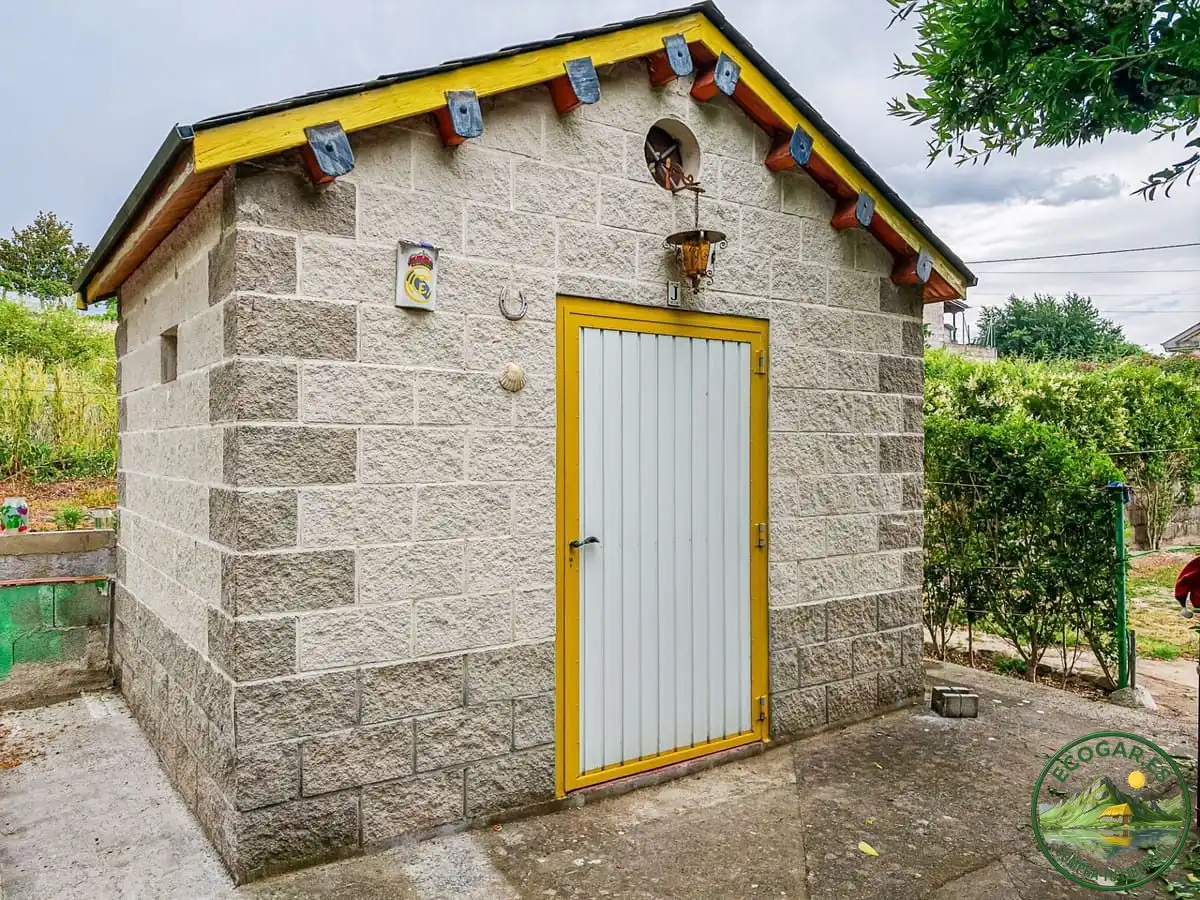 Vista exterior de Casa o xalet en venda en Cacabelos amb Calefacció, Jardí privat i Terrassa