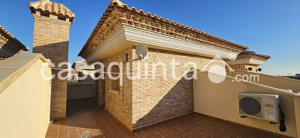 Vista exterior de Dúplex en venda en San Pedro del Pinatar amb Calefacció, Terrassa i Traster