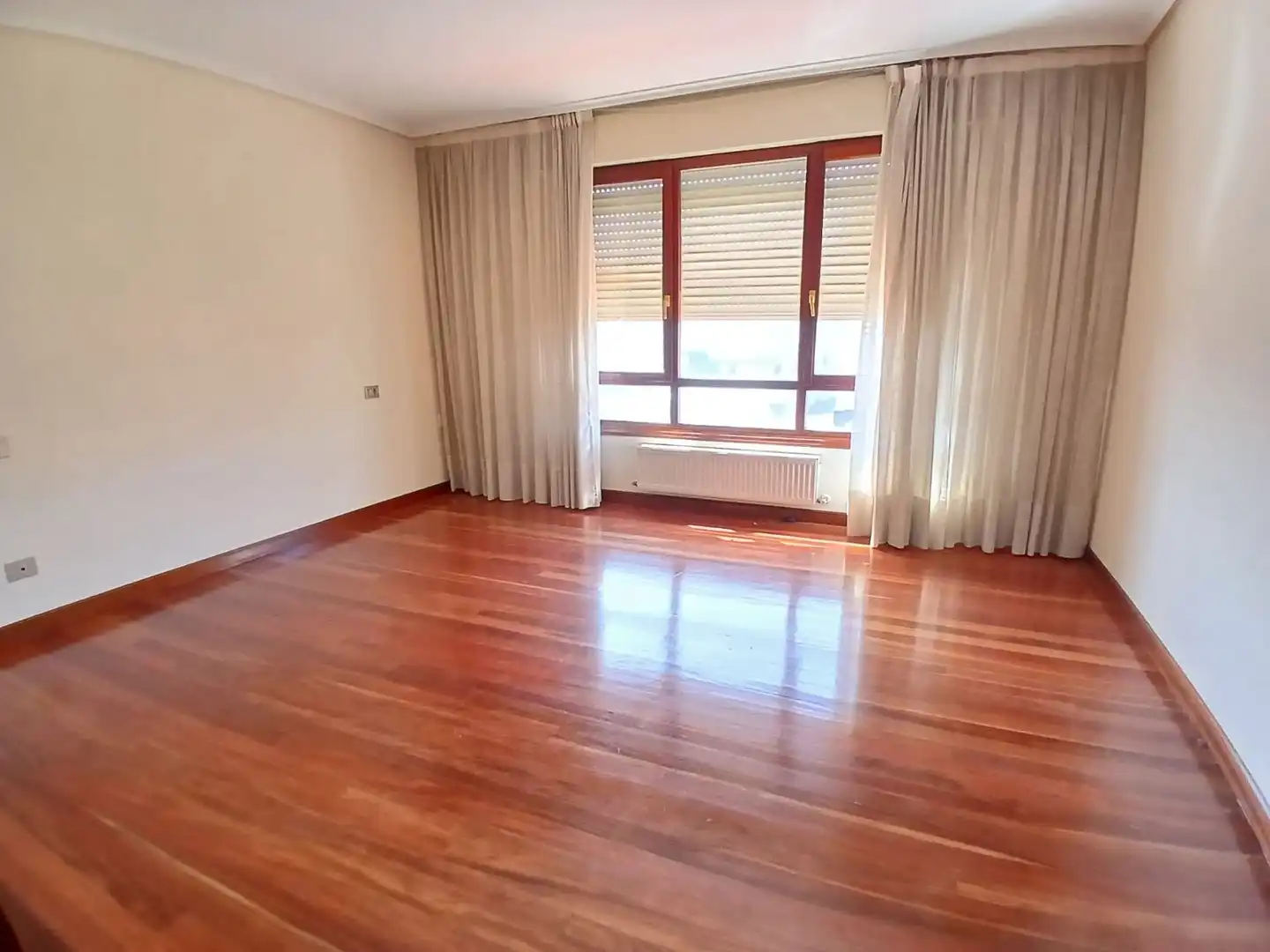 Sala d'estar de Àtic en venda en Barakaldo  amb Terrassa i Balcó
