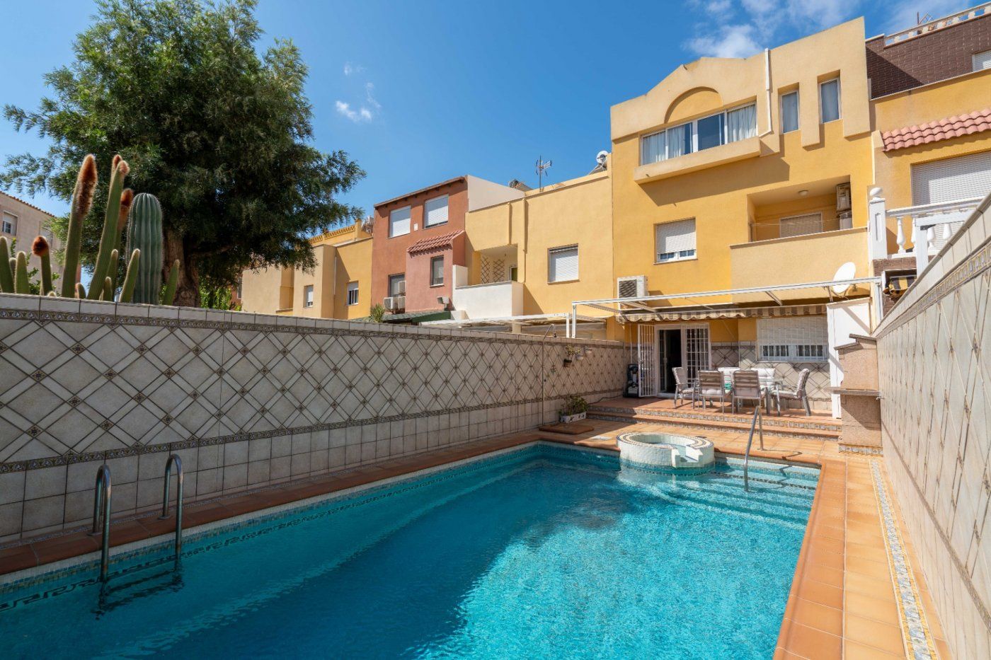 Piscina de Casa o xalet en venda en  Almería Capital amb Aire condicionat, Calefacció i Jardí privat