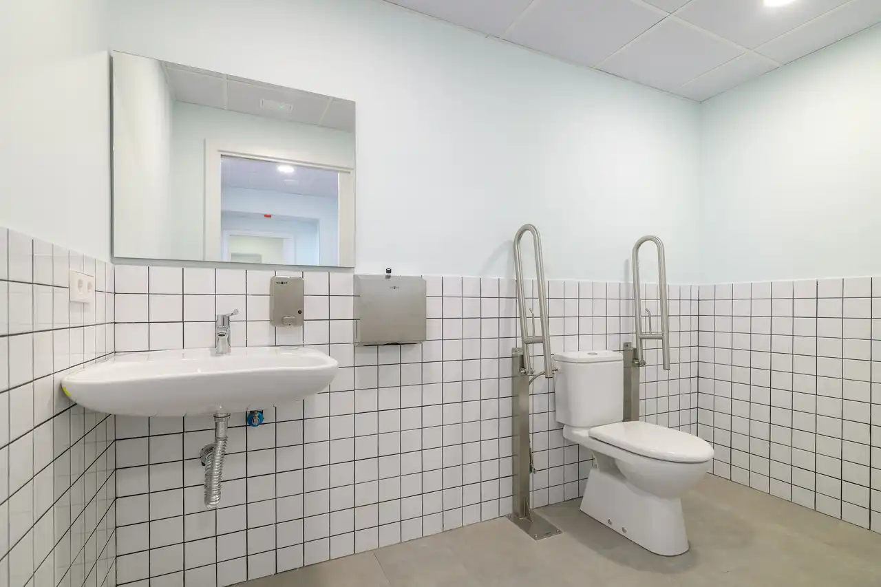 Baño de Oficina de alquiler en Sant Just Desvern con Aire acondicionado, Calefacción y Alarma