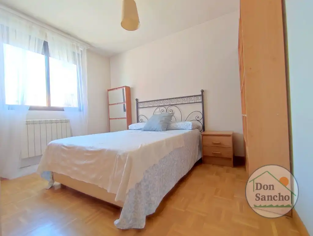 Habitación de Casa adosada en venta en Viana de Cega con Calefacción, Jardín privado y Terraza
