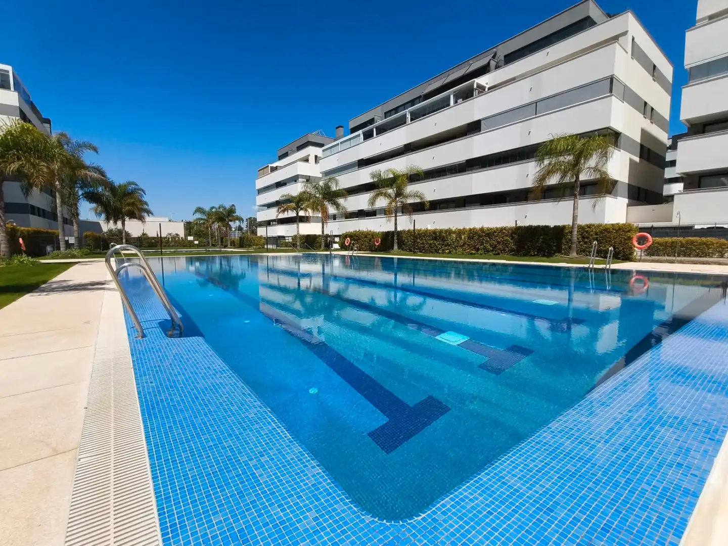 Ático con piscina en venta en Avenida Mar de Alborán