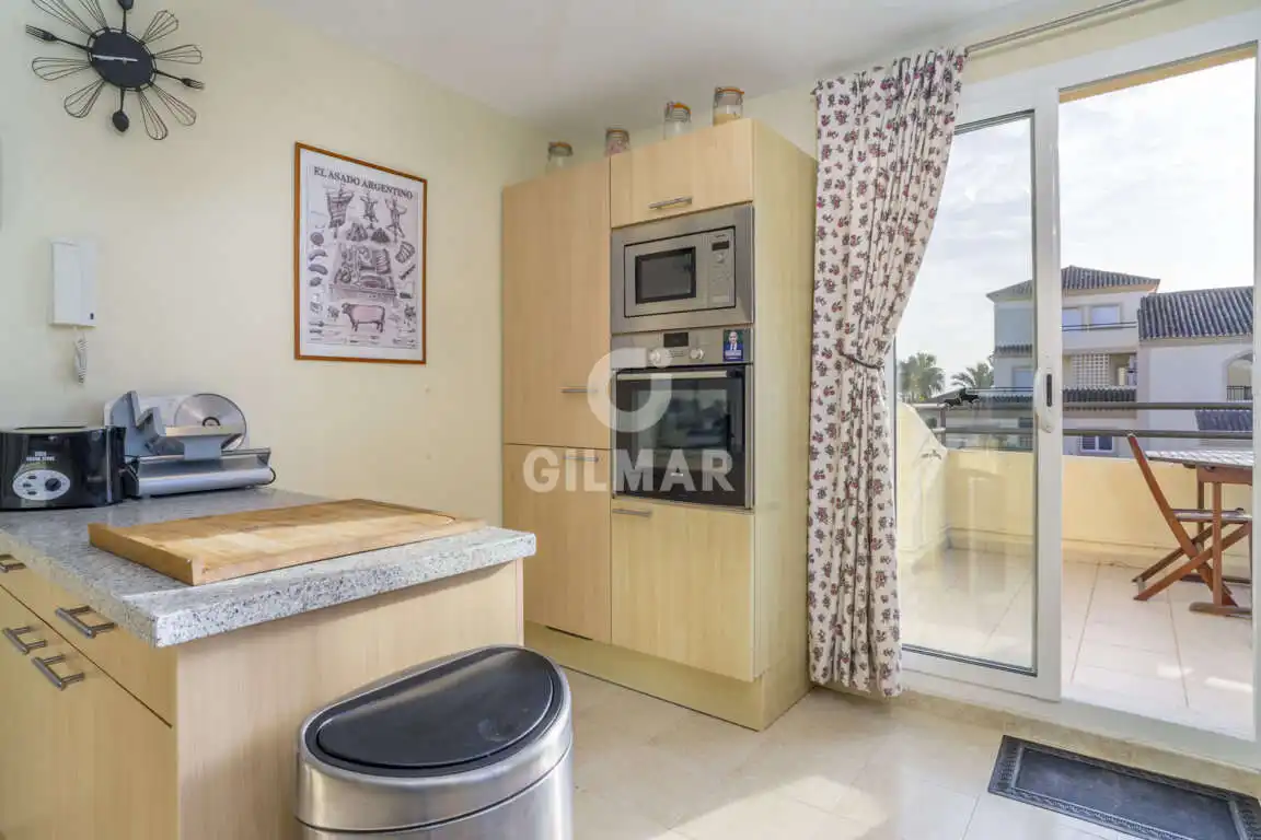 Küche von Maisonette zum Verkauf in Sotogrande mit Heizung, Abstellraum und Schwimmbad